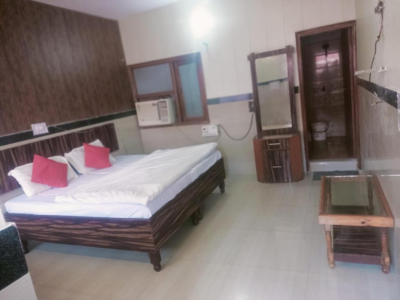 Hotel Goverdhan - Close To Railway Station And Bus Stand *